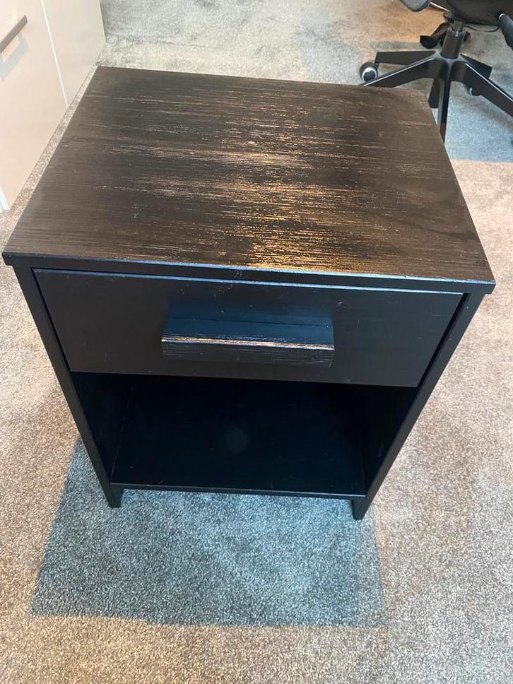WOOOD Dennis Nachtkastje Zwart Geborsteld, Huis en Inrichting, Slaapkamer | Nachtkastjes, Gebruikt, Minder dan 55 cm, Minder dan 45 cm
