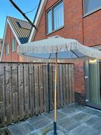 Sfeervolle Beige/groene parasol met franjes + voet, Tuin en Terras, Parasols, Ophalen, Gebruikt, 2 tot 3 meter, Stokparasol