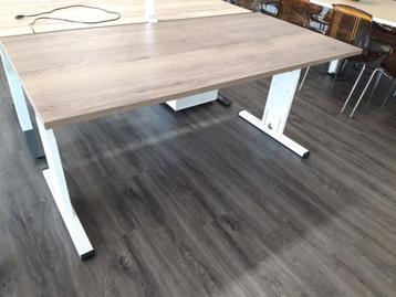 Bureau 160 x 80 cm. Wit onderstel, houtkleurig blad