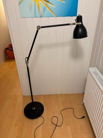 Zwarte industriele staande lamp verstelbaar incl ledlamp. beschikbaar voor biedingen