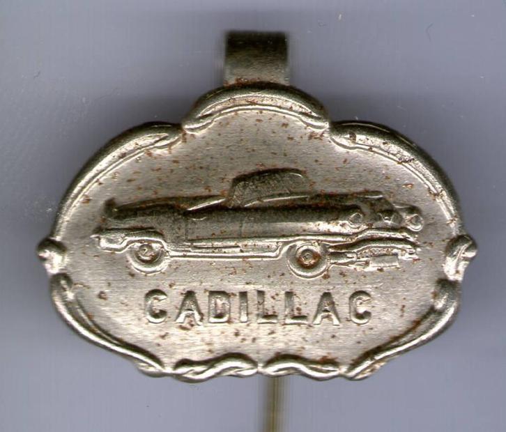 Cadillac zilverkleurig auto klemmetje/speldje ( A_155 ), Verzamelen, Speldjes, Pins en Buttons, Zo goed als nieuw, Speldje of Pin