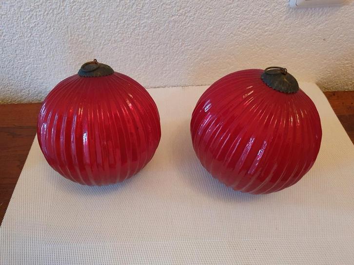2 grote rode plissé kerstballen, Diversen, Kerst, Zo goed als nieuw, Ophalen of Verzenden