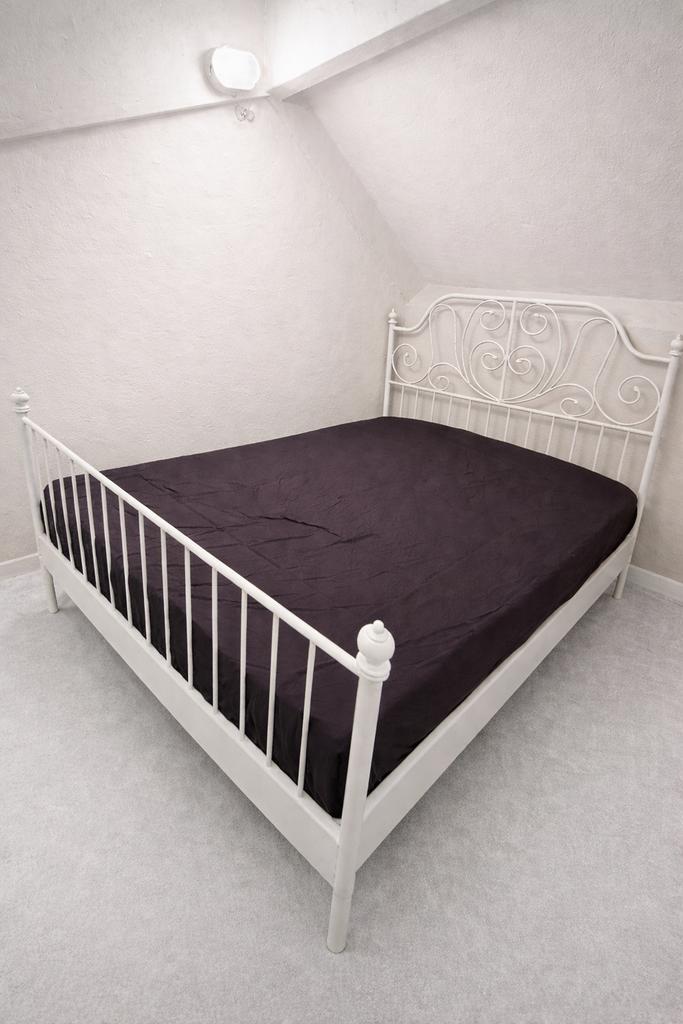 IKEA bedframe - Wit metaal, Huis en Inrichting, Slaapkamer | Bedden, Zo goed als nieuw, Tweepersoons, 140 cm, 200 cm, Metaal, Wit