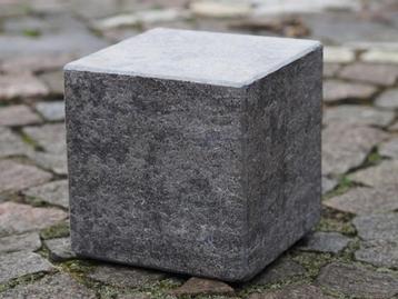 SOKKEL / ZUIL/ natuursteen / 15 x 15 cm beschikbaar voor biedingen