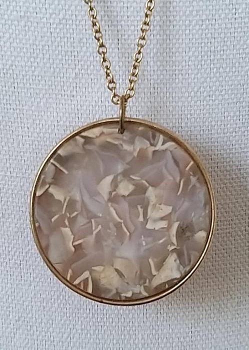 Goudkleurige ronde parelmoer hanger aan lange ketting, Sieraden, Tassen en Uiterlijk, Kettingen, Gebruikt, Overige materialen