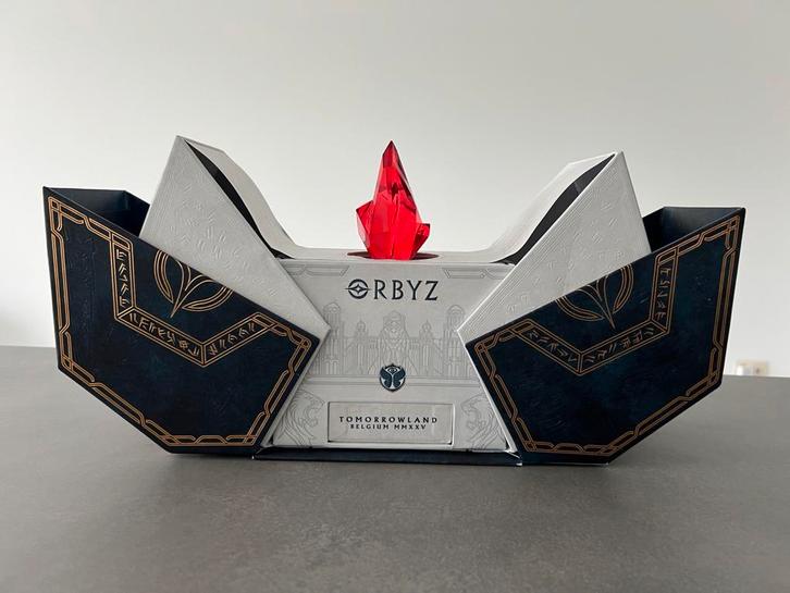 Tomorrowland Case 2025 - Limited Edition!, Verzamelen, Film en Tv, Zo goed als nieuw, Tv, Beeldje, Replica of Model, Ophalen