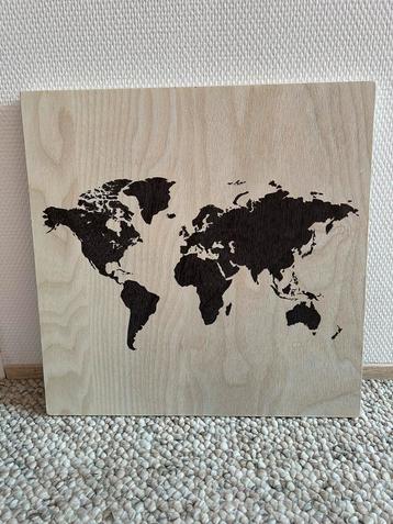 Houten muurbord wereldkaart