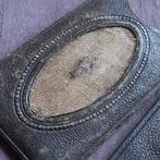 Antiek Schaartje in Leren Hoes met Petit Point Borduurwerk, Verzenden