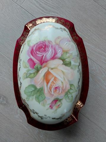 Exclusieve Porseleinen Bonbonnière met Deksel rijk verguld beschikbaar voor biedingen