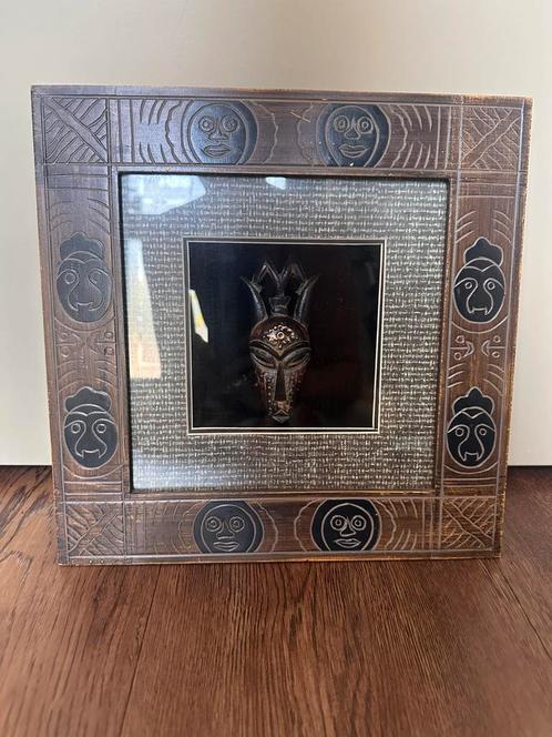 Afrikaans masker in houten lijst, Huis en Inrichting, Woonaccessoires | Lijsten, Zo goed als nieuw, Minder dan 50 cm, Hout, Ophalen of Verzenden