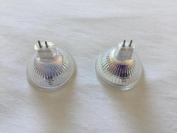Twee halogeen lampjes met pinnetjes beschikbaar voor biedingen