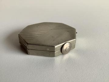 bijzonder verzilverd gepatenteerd poederdoosje van Montral beschikbaar voor biedingen