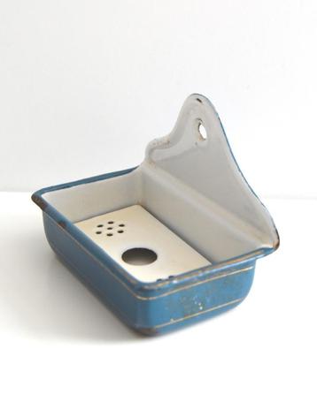 Decoratief , brocante blauw emaille zeepbakje in goede staat beschikbaar voor biedingen