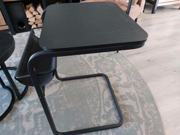 Bijzet/laptop tafel beschikbaar voor biedingen