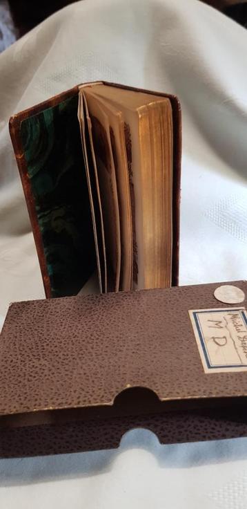 Antiek leer frans bijbeltje in karton hoesje 16 x 9 cm beschikbaar voor biedingen