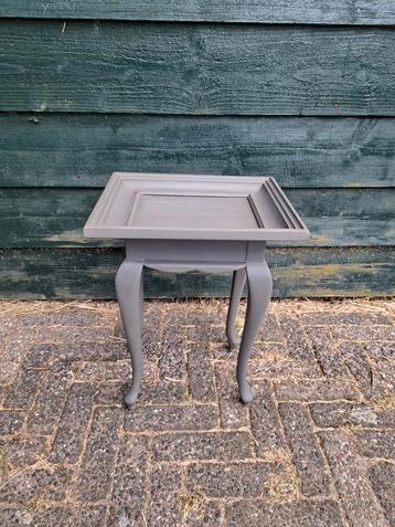 Klein grijs houten tafeltje. Bijzettafel Recycle. Upcycle beschikbaar voor biedingen