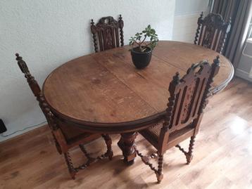 Antieke eettafel met 4 bijpassende stoelen beschikbaar voor biedingen