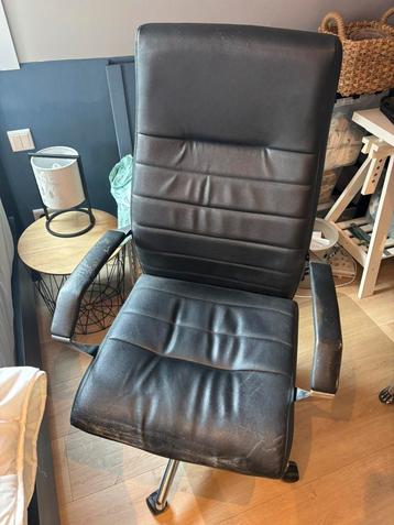 Comfortabele bureaustoel beschikbaar voor biedingen