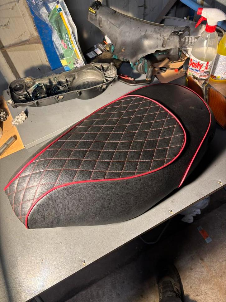 Zip 2t/4t 2000 custom zadel, Fietsen en Brommers, Brommeronderdelen | Scooters, Zo goed als nieuw, Piaggio, Ophalen of Verzenden