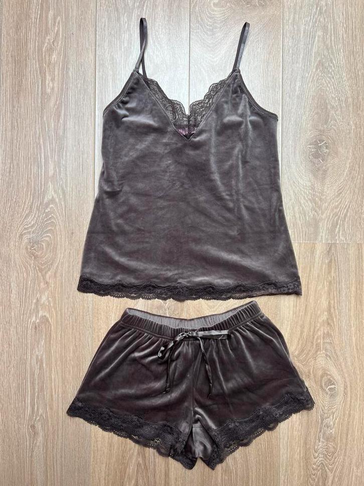 Nieuw Hunkemöller velours pyjama bruin, Kleding | Dames, Pyjama's, Nieuw, Maat 34 (XS) of kleiner, Ophalen of Verzenden