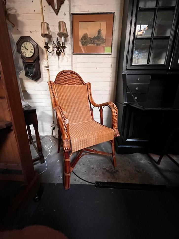 91) Vintage koloniale rotan armstoel, Huis en Inrichting, Stoelen, Gebruikt, Eén, Riet of Rotan, Bruin, Ophalen