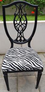 Aparte oude houten stoel, Ophalen