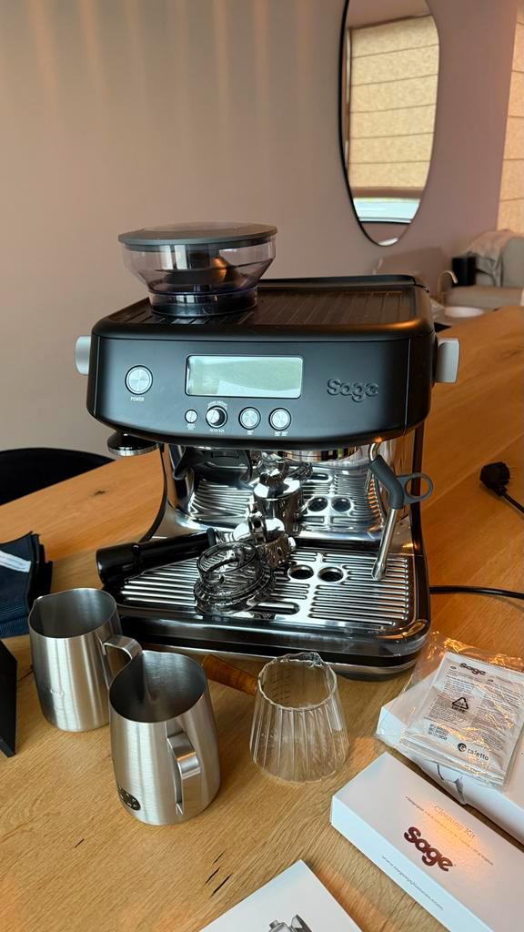 Sage Barista Pro + accessoires (max 5 keer gebruikt), Witgoed en Apparatuur, Koffiezetapparaten, Zo goed als nieuw, Koffiebonen