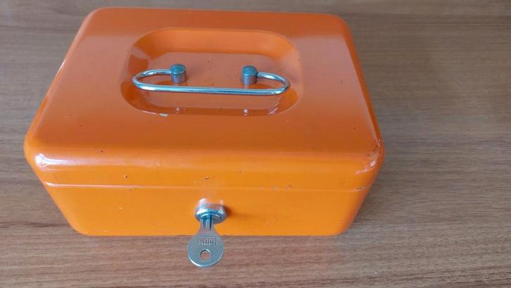 Geldkistje, metaal, oranje, jaren '80., Verzamelen, Spaarpotten, Zo goed als nieuw, Overige thema's, Metaal of Blik, Ophalen of Verzenden