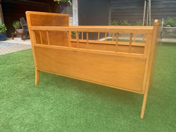 Retro of vintage baby bedje beschikbaar voor biedingen