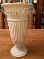 Edme : Vaas met reliëf van Wedgwood Barlastan & Etruria., Huis en Inrichting, Woonaccessoires | Vazen, Ophalen, Overige kleuren