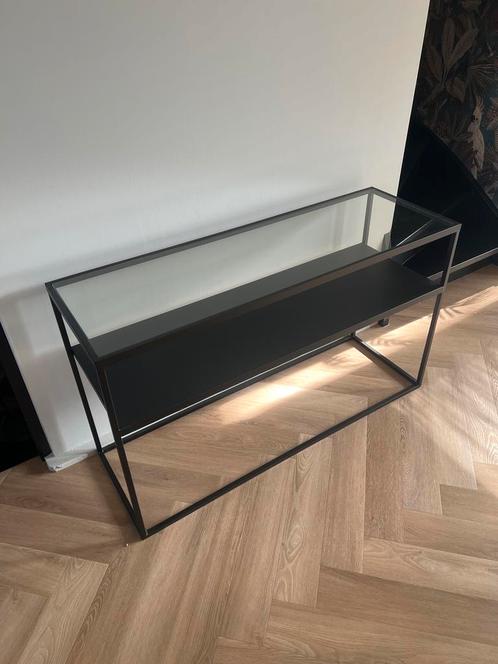 Glazen sidetable met zwart metalen frame, Huis en Inrichting, Tafels | Sidetables, Zo goed als nieuw, 25 tot 50 cm, 100 tot 150 cm
