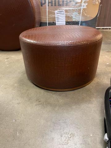 Prachtige poefen van leer met brons/koper band beschikbaar voor biedingen