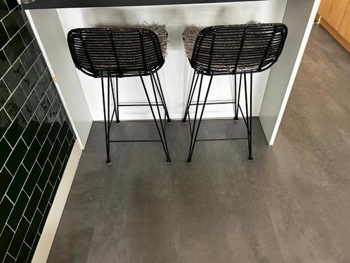 2 hippe barkrukken gevlochten, Huis en Inrichting, Barkrukken, Gebruikt, 60 tot 90 cm, Metaal, Riet, 2 krukken, Ophalen