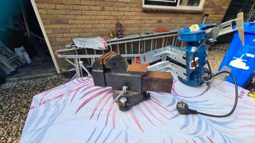 Slijpmachine en schroefbank beschikbaar voor biedingen