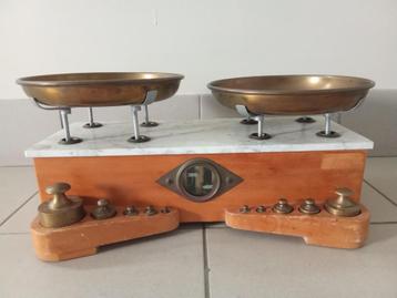 Bakkers weegschaal met gewichten in koper. beschikbaar voor biedingen
