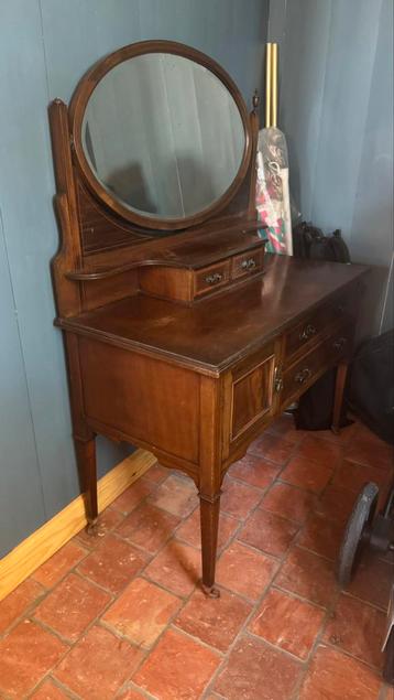 Antieke kaptafel beschikbaar voor biedingen