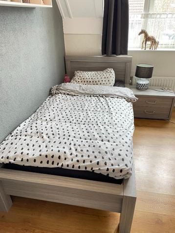 Bed en nachtkastje (1persoons) beschikbaar voor biedingen