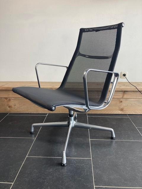 Vitra Eames EA 116 fauteuil, aluminium, nieuwe netweave, Huis en Inrichting, Fauteuils, Zo goed als nieuw, Kunststof, Metaal, 50 tot 75 cm