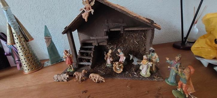 KERSTSTAL  +  DOOS KERSTBALLEN ETC. + KIST met HOUTEN FIGUUR, Huis en Inrichting, Overige Huis en Inrichting, Zo goed als nieuw