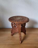 Klein bruin tafeltje met oosters houtsnijwerk - inklapbaar, Huis en Inrichting, Tafels | Bijzettafels, Minder dan 45 cm, Minder dan 55 cm