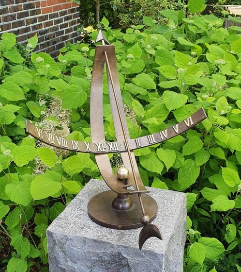 bronzen zonnewijzer / MODERN en STRAK, Tuin en Terras, Zonnewijzers, Nieuw, Ophalen of Verzenden
