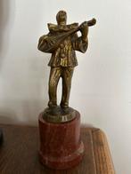 Vergulde bronzen art deco Pierot op rood marmeren sokkel, Antiek en Kunst, Ophalen of Verzenden