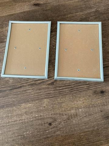 2 Zilverkleurige fotolijstjes met glas 18 x 13 cm beschikbaar voor biedingen