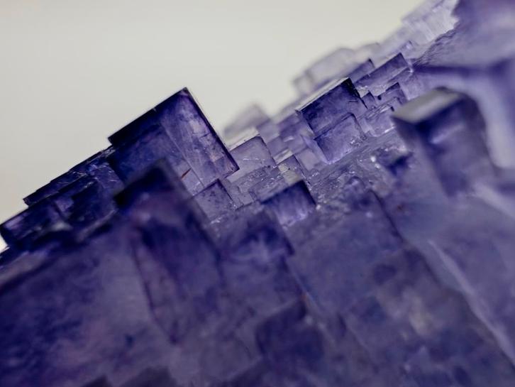 Paarse ‘QR-code’ fluoriet - Xinjiang, China, Verzamelen, Mineralen en Fossielen, Mineraal, Ophalen of Verzenden