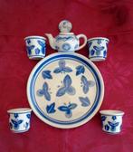 Miniatuur Theesetje: Theepotje en 4 napjes op dienblad, Ophalen of Verzenden, Zo goed als nieuw, Overige stijlen, Aardewerk