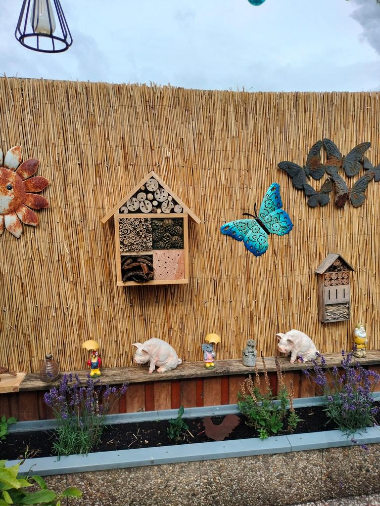 Bijenhotel in de vorm van een huisje, Bijen