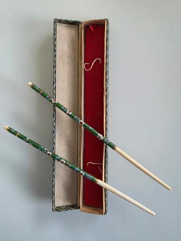 Vintage Chinese Cloisonné Eetstokjes met Doos beschikbaar voor biedingen