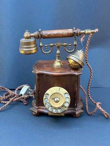 Oude telefoon messing en hout beschikbaar voor biedingen