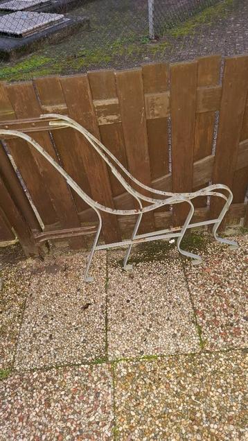 Tuinbankje .  beschikbaar voor biedingen