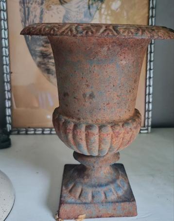 Franse antieke Gietijzeren louvre vaas voor binnen of buiten beschikbaar voor biedingen
